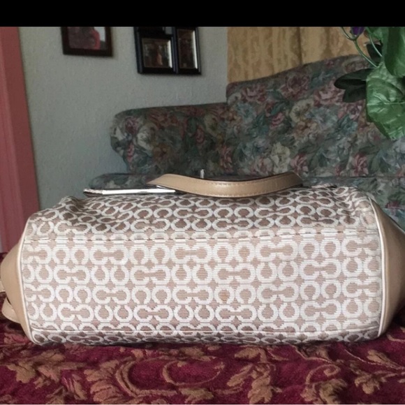 Coach - Picture 5 of 9